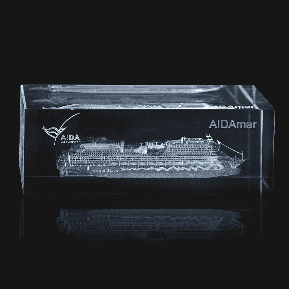 Transparentes Glasobjekt in Form eines rechteckigen Blocks mit eingelassenem AIDAmar Kreuzfahrtschiff-Hologramm