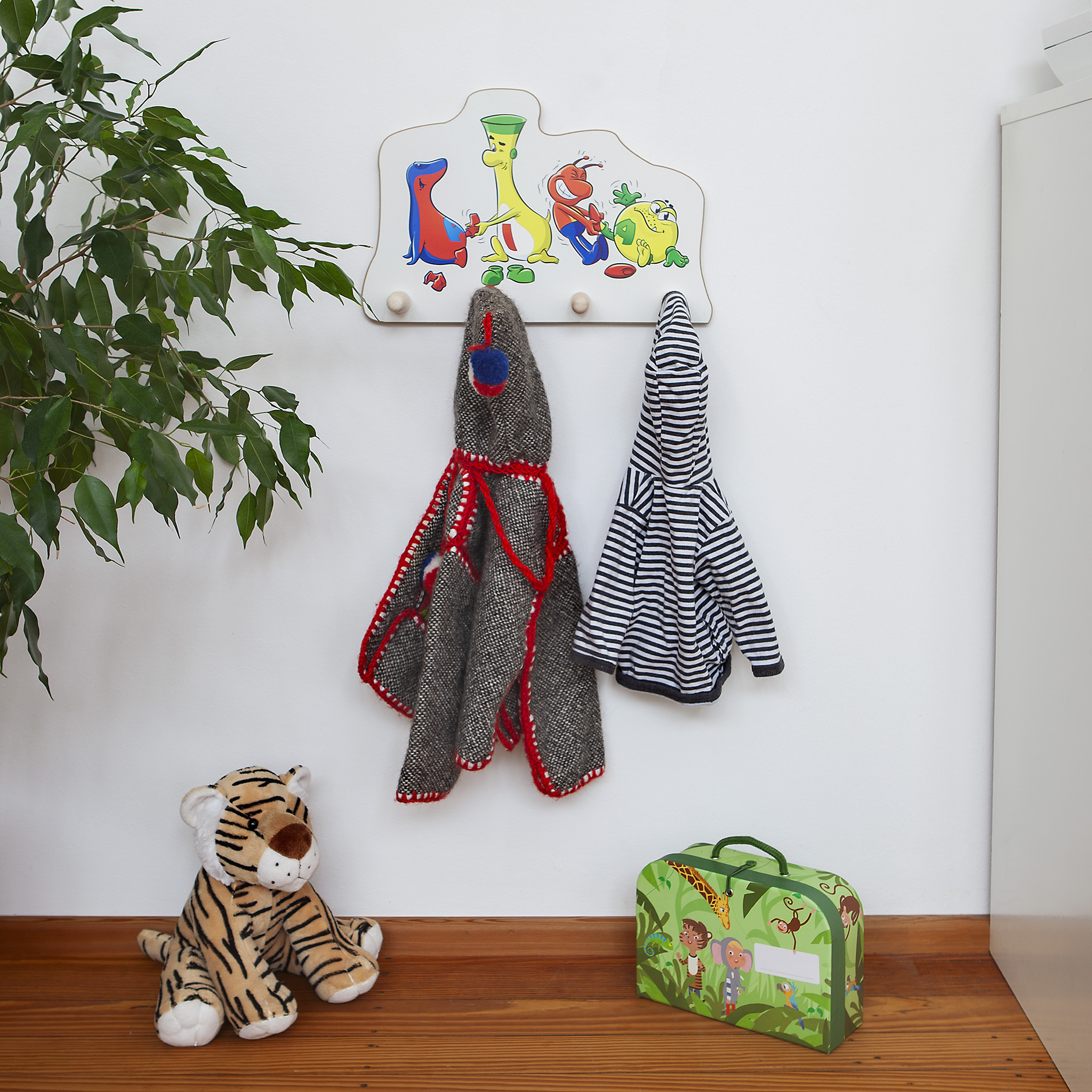 Holz-Garderobenleiste mit vier bunten Clubbie-Figuren (Dodo, Alwine, Itzi, Achwasachwas) als Aufhängemotive und vier stabilen Haken – Kinderzimmer-Accessoire.