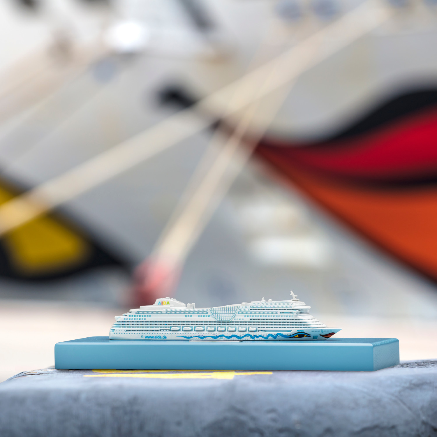 AIDAblu Modellschiff weiß