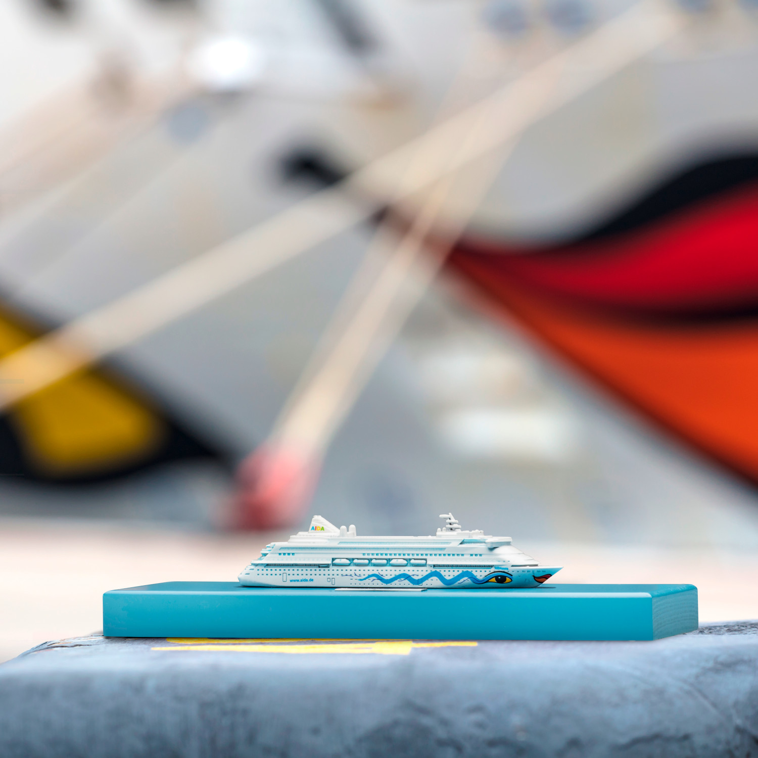 AIDAaura Modellschiff weiß