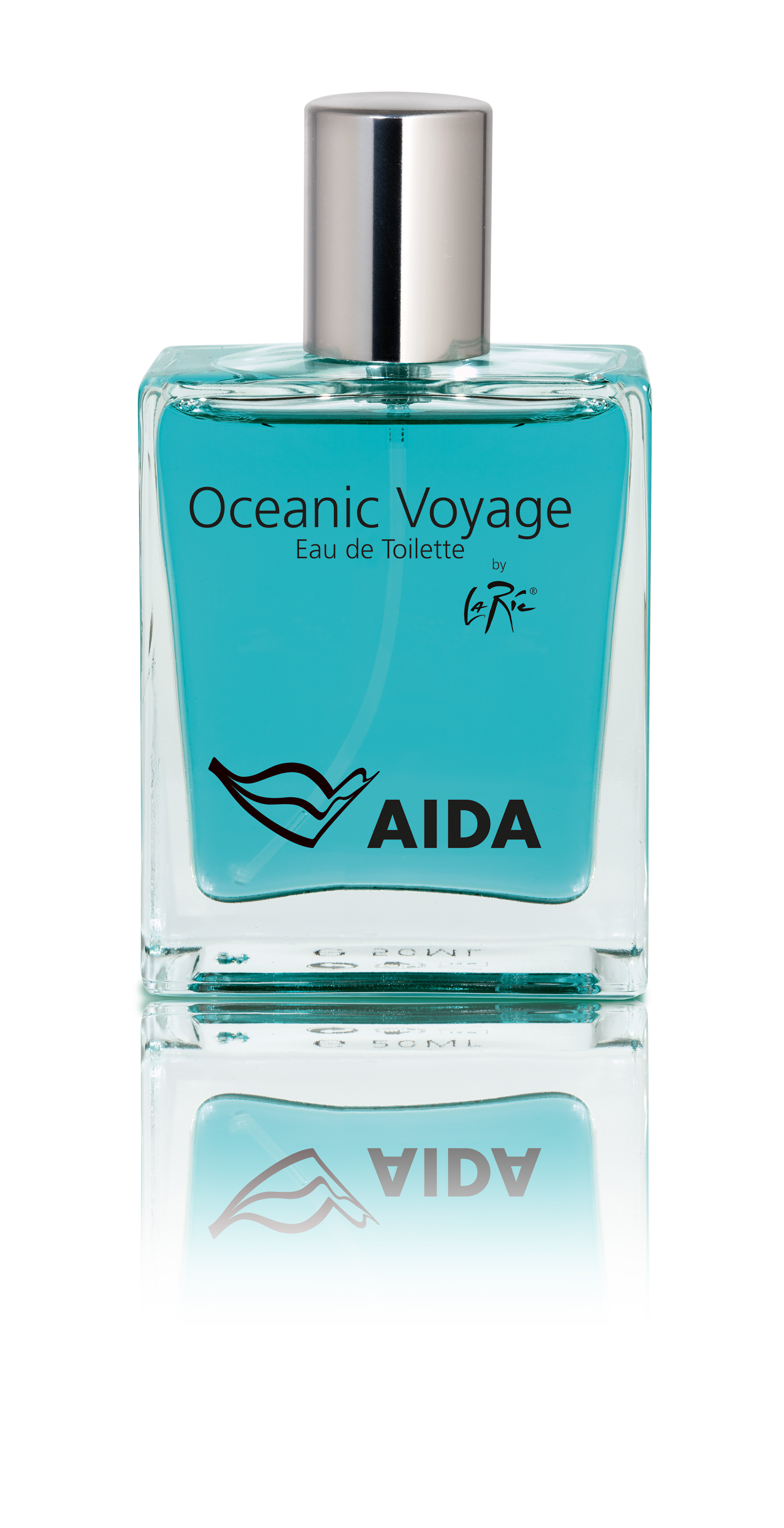 Transparenter, rechteckiger Glasflakon mit silbernem Zerstäuber und AIDA-Schifflogo in Rot auf der Vorderseite, daneben weiße Verpackung – Eau de Toilette ‚Oceanic Voyage‘ 50 ml